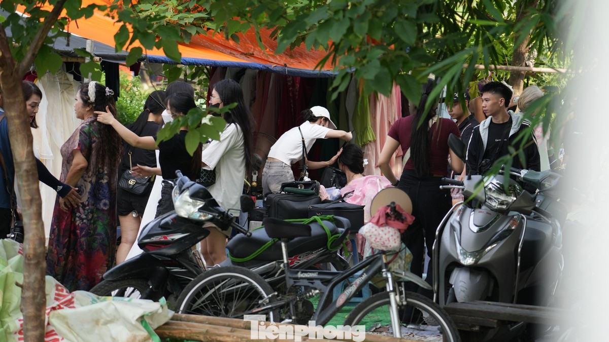 Quầy cho thuê trang phục chụp ảnh và những quán nước ở khu vực gần đầm sen luôn tấp nập.