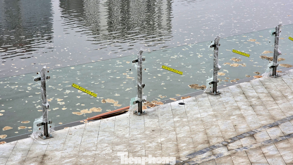 Lan can ngoài cùng chạy bao quanh mặt hồ đã được lắp kính trong suốt.