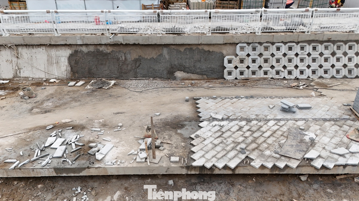 Vỉa hè ven hồ đang được cải tạo lại.