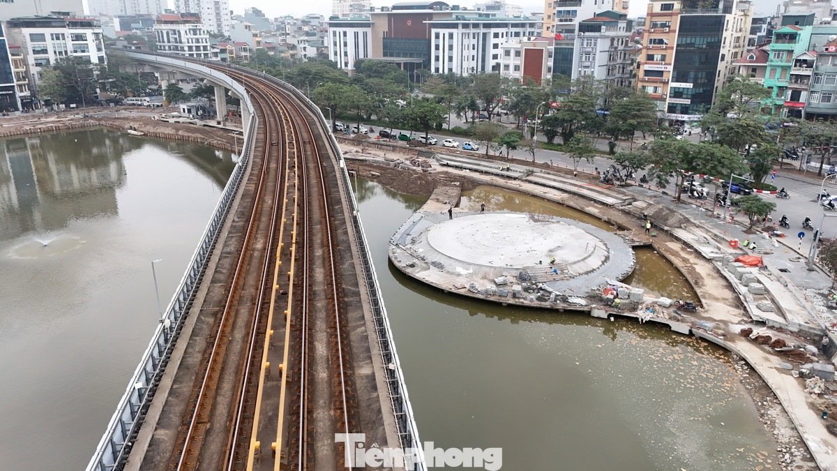Hạng mục dễ nhận diện nhất sau 8 tháng cải tạo hồ Đống Đa (hồ Hoàng Cầu) là sân khấu và khán đài ngoài trời đua ra phía mặt hồ.