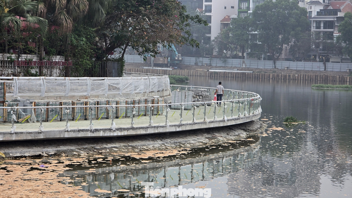 Nhiều hạng mục của dự án tiếp giáp với đường Hoàng Cầu đang được lắp đặt, hoàn thiện.
