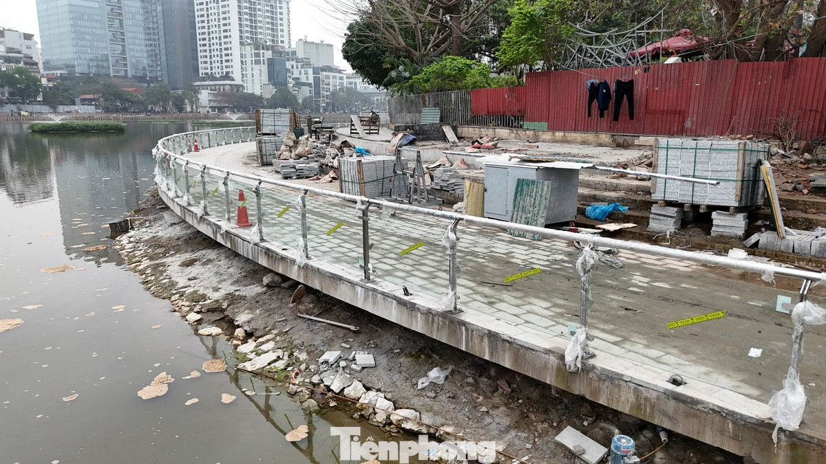 Lan can ngoài cùng chạy bao quanh mặt hồ đã được lắp kính trong suốt.