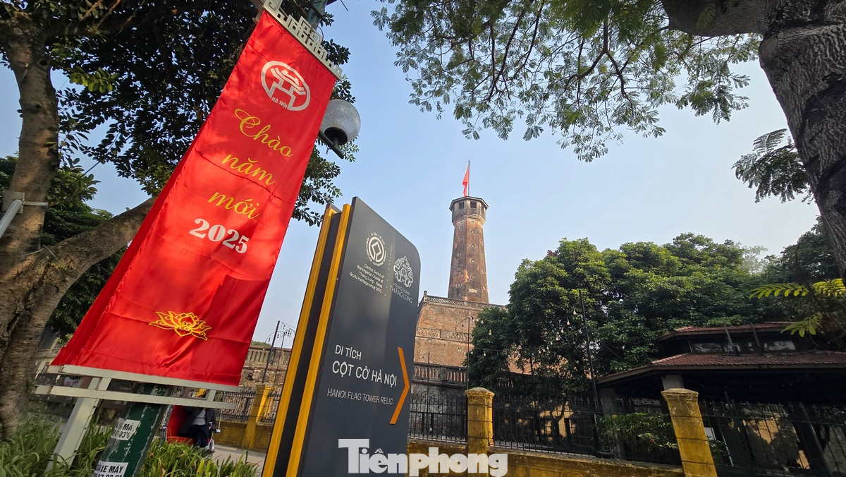 Hình ảnh Cột cờ Hà Nội trong buổi sáng sớm ngày đầu tiên năm mới 2025.
