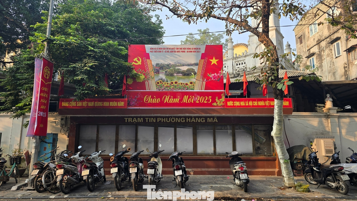 Tết Dương lịch và Tết Nguyên đán Ất Tỵ đang đến gần, các tuyến phố tại Thủ đô được trang trí cờ hoa, khẩu hiệu để chào đón năm mới và những ngày lễ lớn của đất nước trong năm 2025.