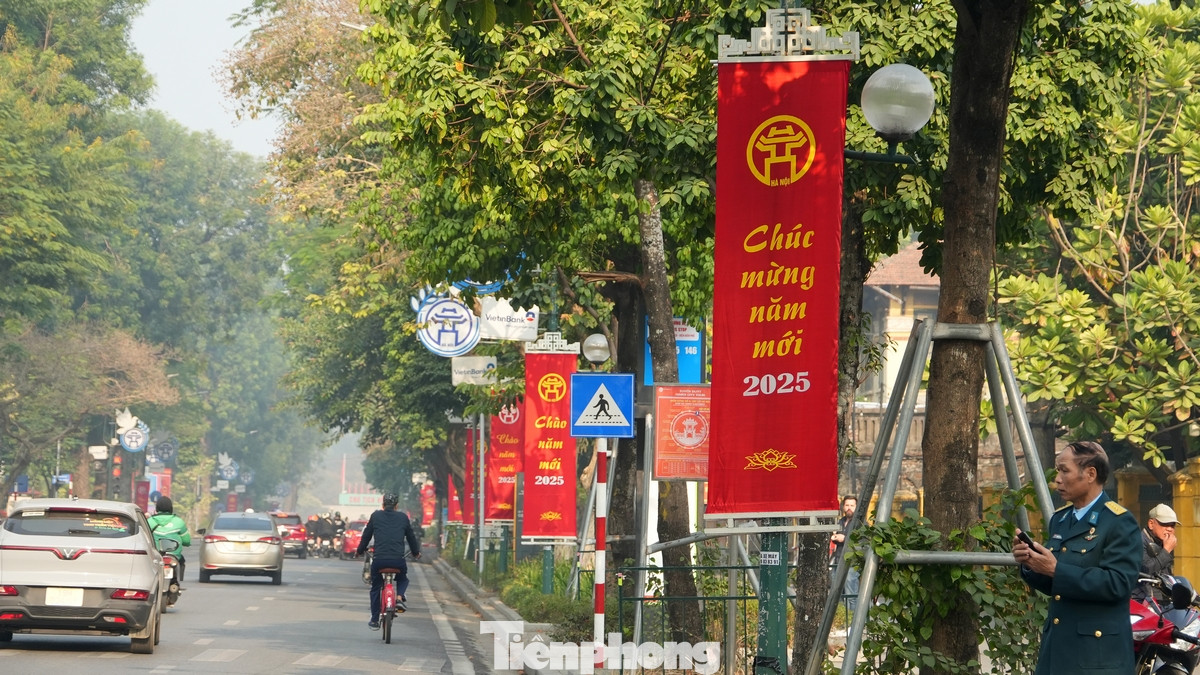 Các tuyến đường chính trang hoàng cờ hoa với đủ màu sắc và kích cỡ.