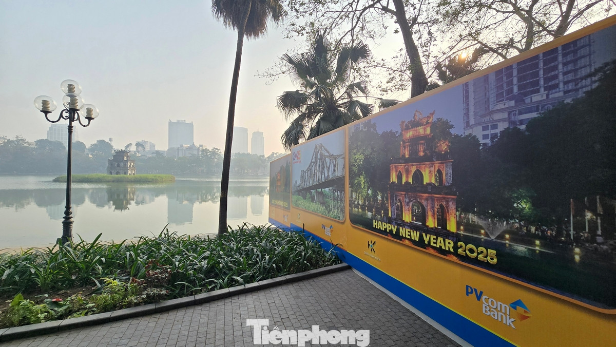 Đèn LED treo dọc theo các con đường, tạo nên một khung cảnh lung linh và rực rỡ.