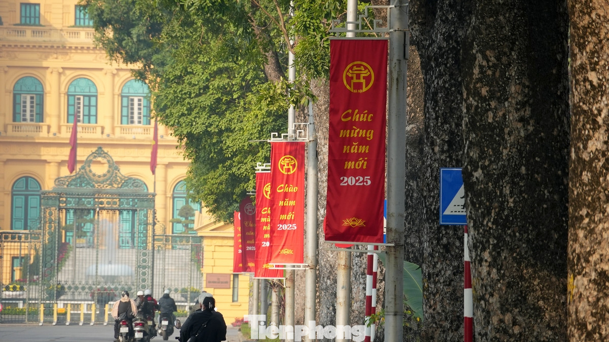 Các tuyến đường chính trang hoàng cờ hoa với đủ màu sắc và kích cỡ.