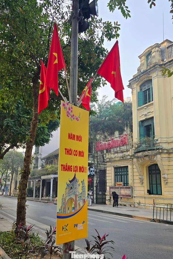 Nhiều bạn trẻ tranh thủ ngày nghỉ đầu năm mới đi sáng tác những khuôn hình của thời khắc đầu năm mới.