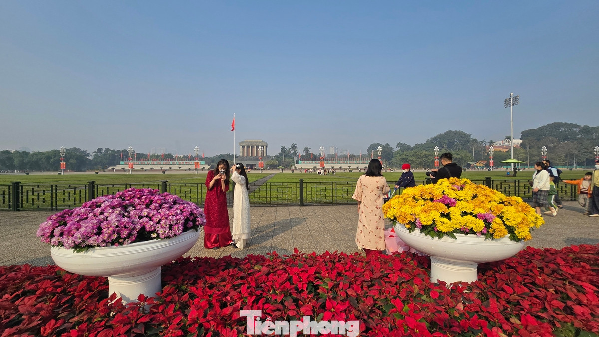 Từ đầu giờ sáng, người dân đã đổ xuống đường để tham gia vào không khí lễ hội. Các cô gái xúng xính trong tà áo dài chụp ảnh check-in trong ngày đầu năm với thời tiết nắng đẹp.