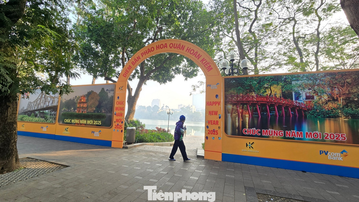 Đèn LED treo dọc theo các con đường, tạo nên một khung cảnh lung linh và rực rỡ.