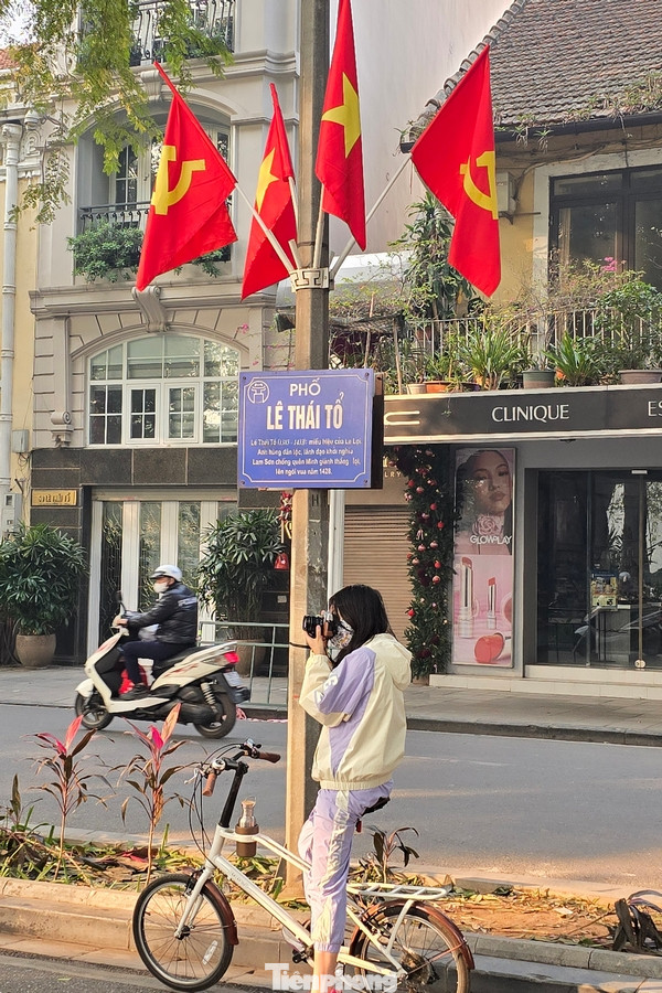 Nhiều bạn trẻ tranh thủ ngày nghỉ đầu năm mới đi sáng tác những khuôn hình của thời khắc đầu năm mới.