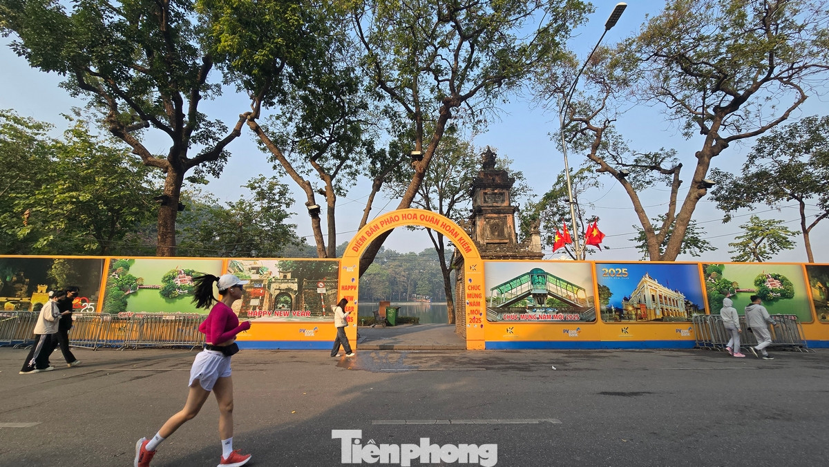 Đèn LED treo dọc theo các con đường, tạo nên một khung cảnh lung linh và rực rỡ.