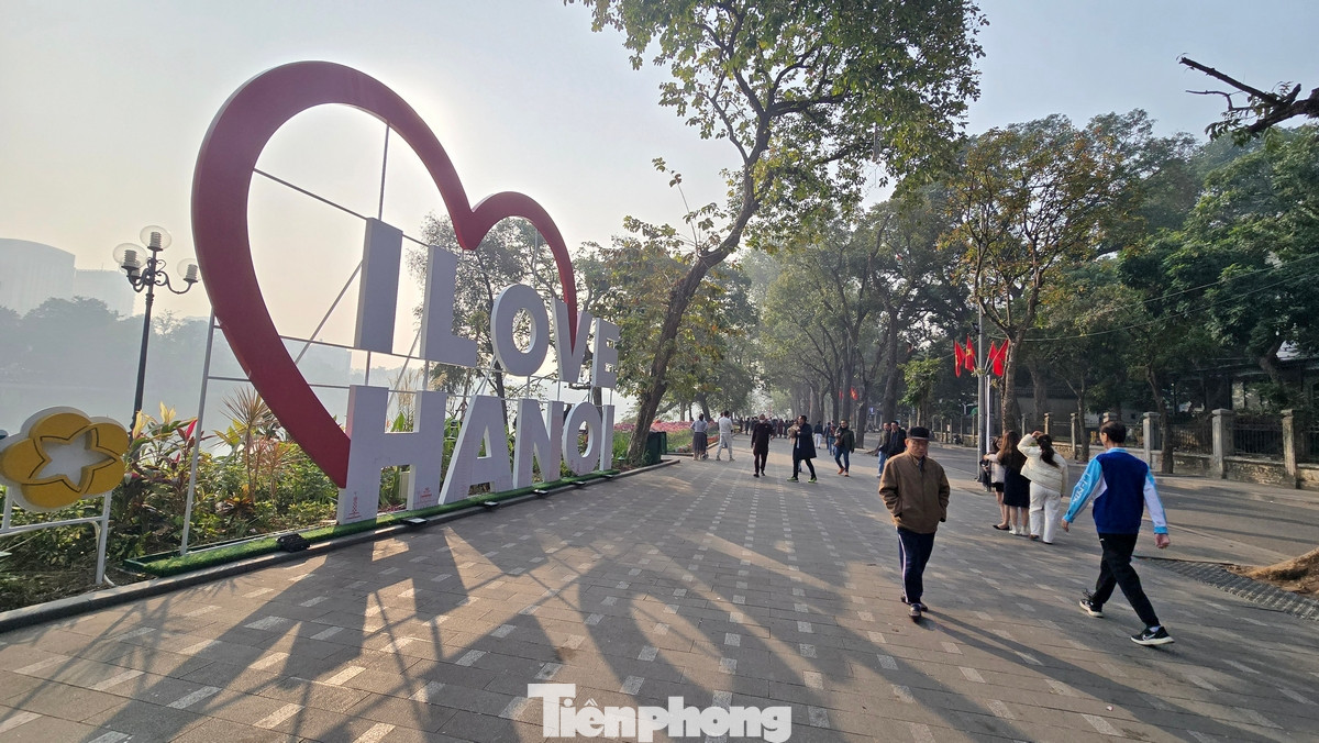 Buổi sáng đầu năm mới ấm áp trong ánh nắng vàng rực rỡ. Hình ảnh "tôi yêu Hà Nội" được lắp đặt bên Hồ Hoàn Kiếm.