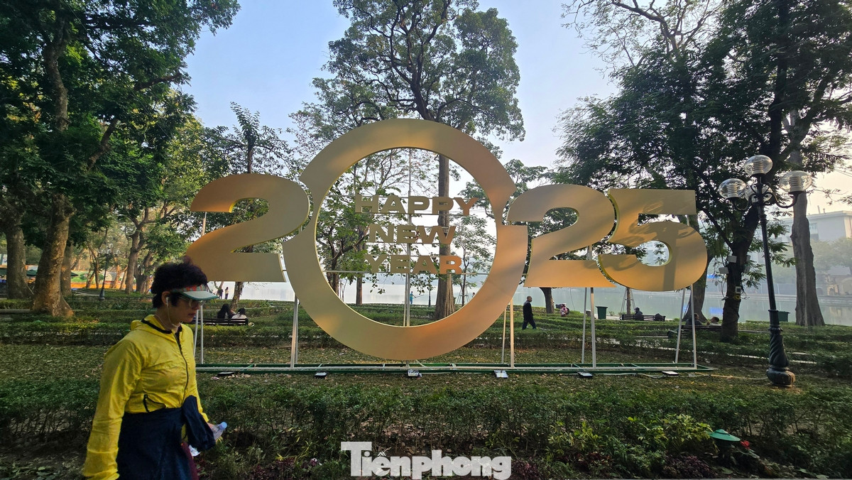 Đèn LED treo dọc theo các con đường, tạo nên một khung cảnh lung linh và rực rỡ.