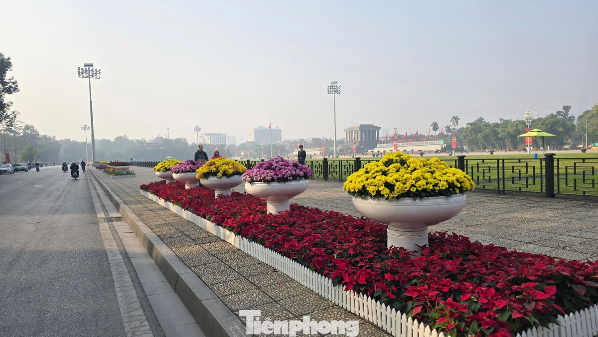 Đường phố chính của thành phố như Hồ Hoàn Kiếm, Quảng trường Ba Đình, và các địa điểm lịch sử như Lăng Chủ tịch Hồ Chí Minh đã được trang hoàng đẹp mắt với cờ hoa, đèn LED và hoa tươi.