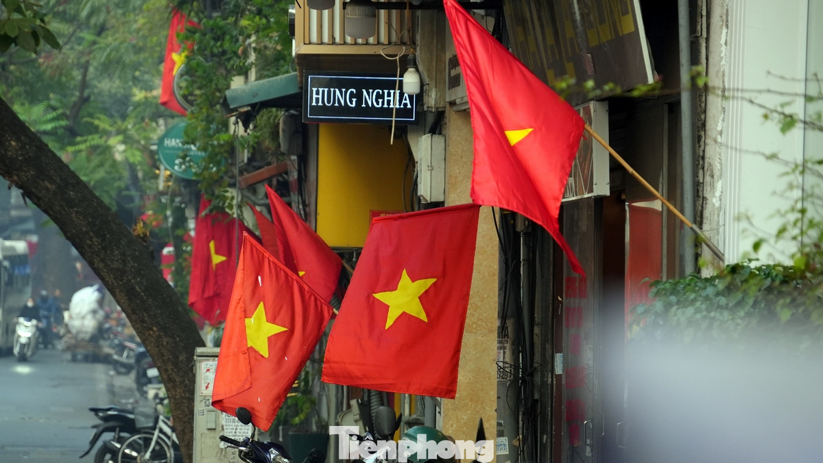 Cờ tổ quốc treo dọc những con đường, tuyến phố khu vực trung tâm của Thủ đô.