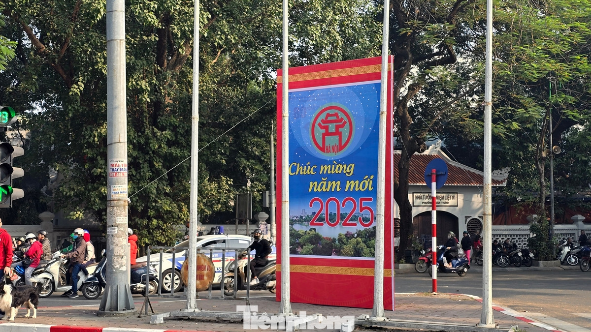Đường phố Hà Nội đã trở thành một điểm đến lý tưởng để chào đón năm mới 2025. Sự kiện này không chỉ mang lại niềm vui cho người dân mà còn góp phần thúc đẩy du lịch và quảng bá hình ảnh của thành phố.