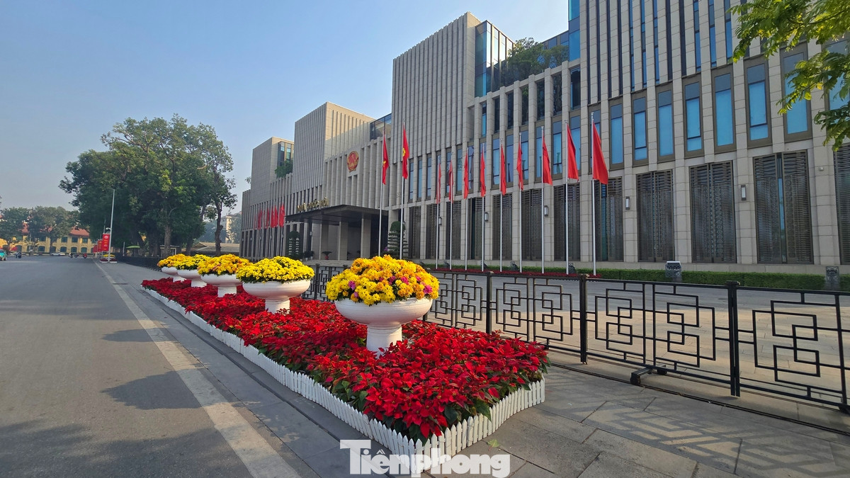 Từ đầu giờ sáng, người dân đã đổ xuống đường để tham gia vào không khí lễ hội. Các cô gái xúng xính trong tà áo dài chụp ảnh check-in trong ngày đầu năm với thời tiết nắng đẹp.