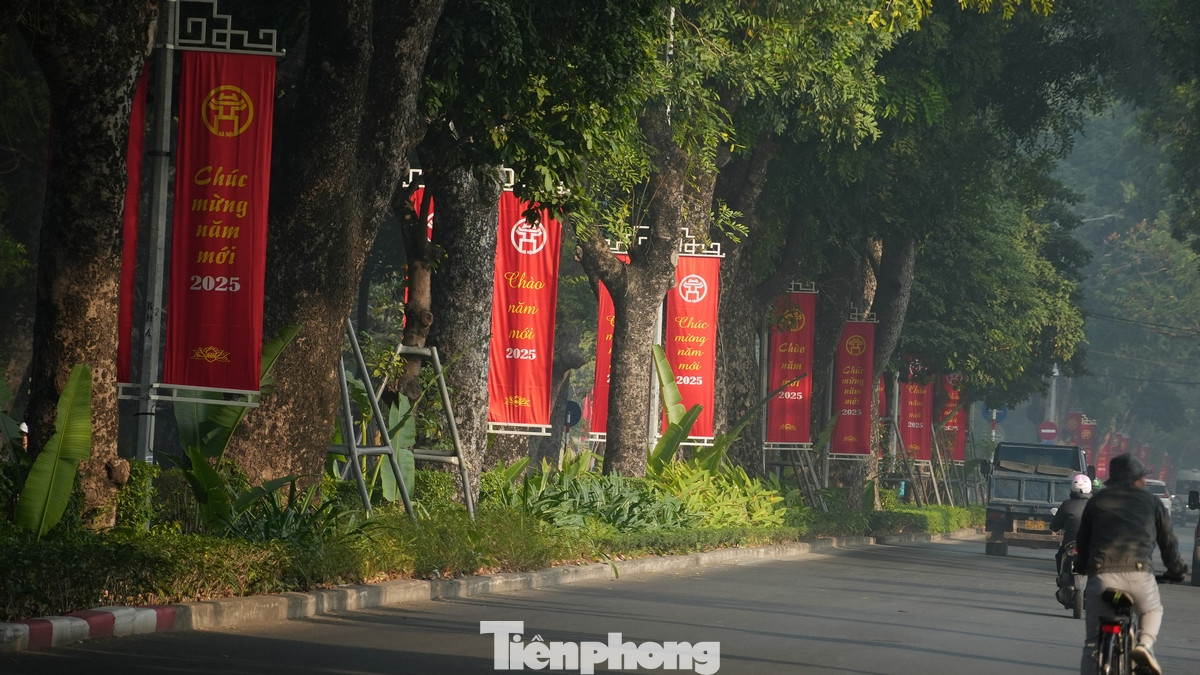 Các tuyến đường chính trang hoàng cờ hoa với đủ màu sắc và kích cỡ.