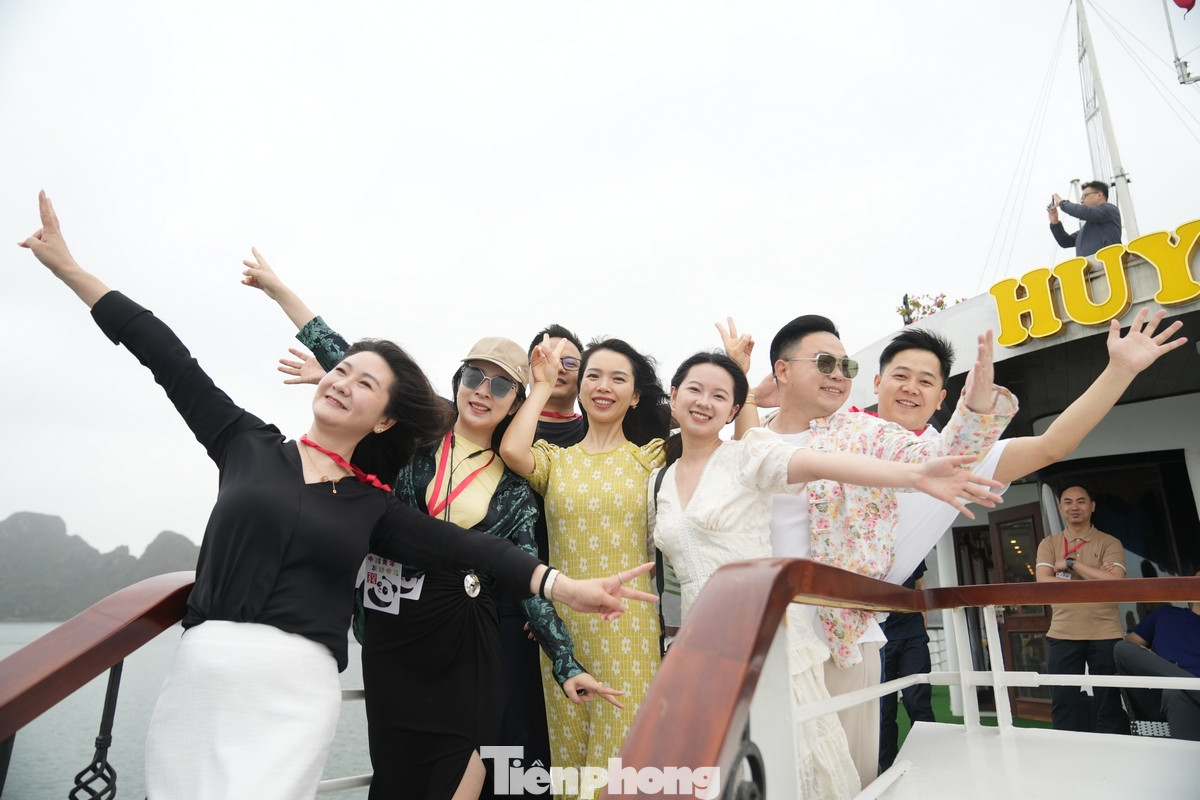 Các đại biểu hào hứng check-in trên Vịnh Hạ Long.