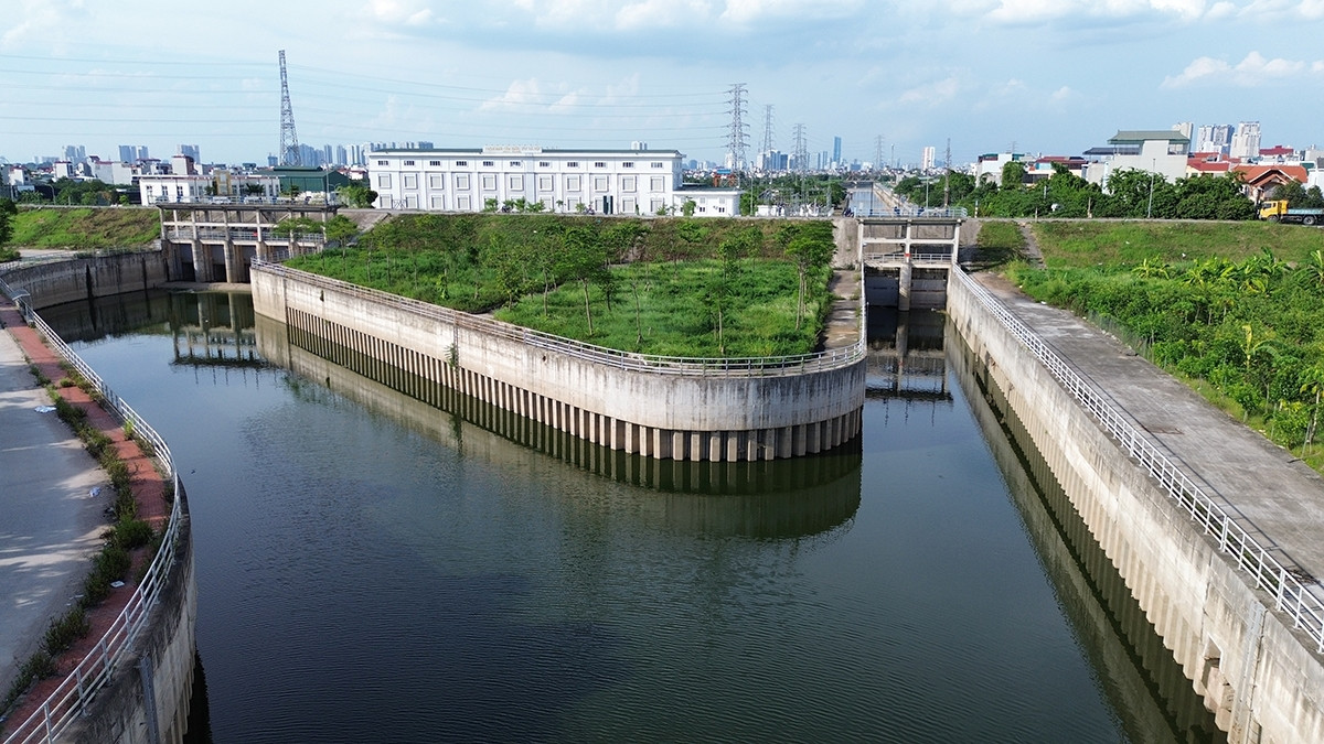 Bên cạnh những trạm bơm phục vụ tiêu úng còn có những cống thuộc dự án được đầu tư xây dựng nhằm thoát nước, chống ngập cho TP Hà Nội.