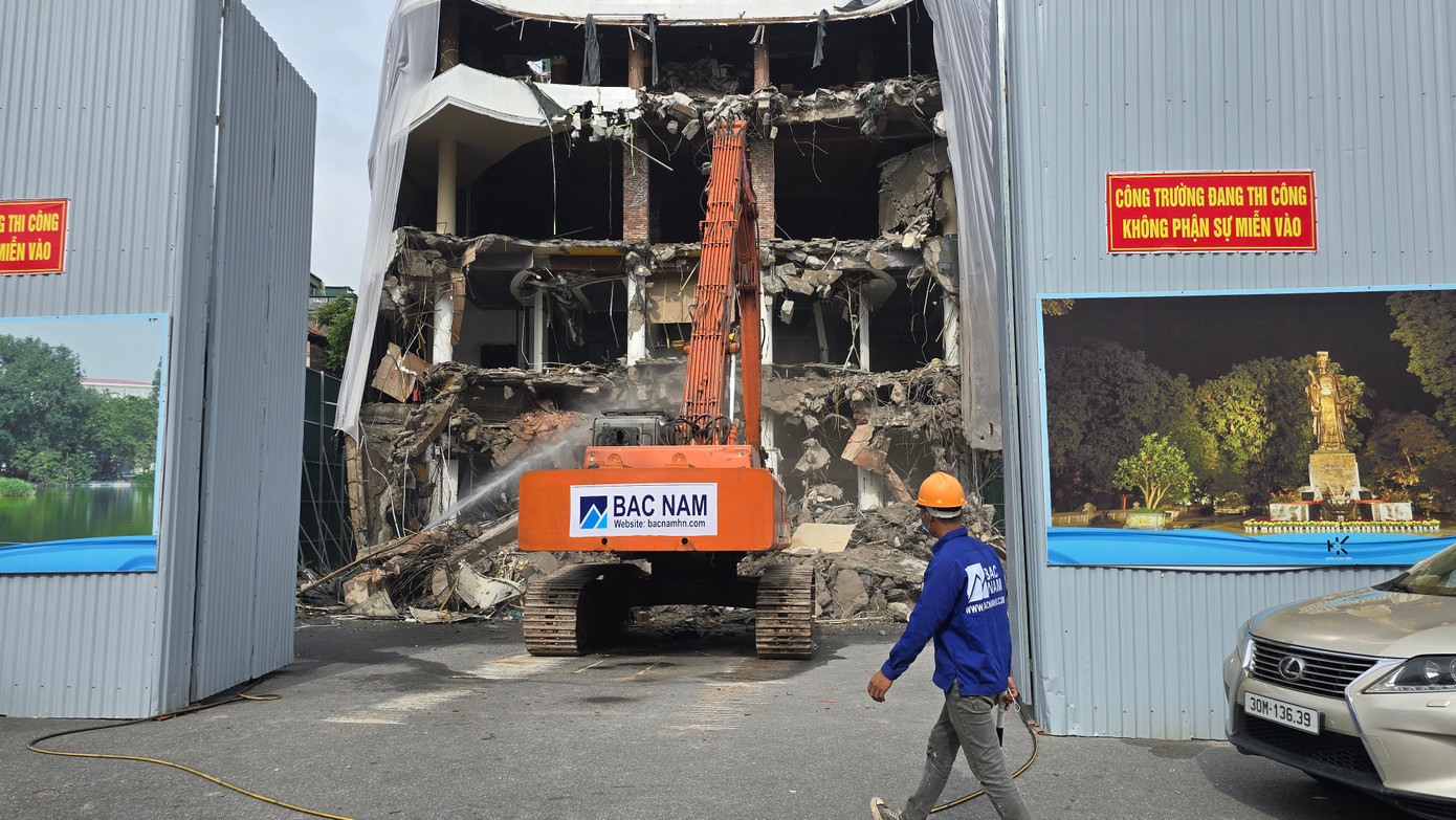 Công tác phá dỡ được thực hiện nghiêm ngặt, đảm bảo an toàn tuyệt đối.