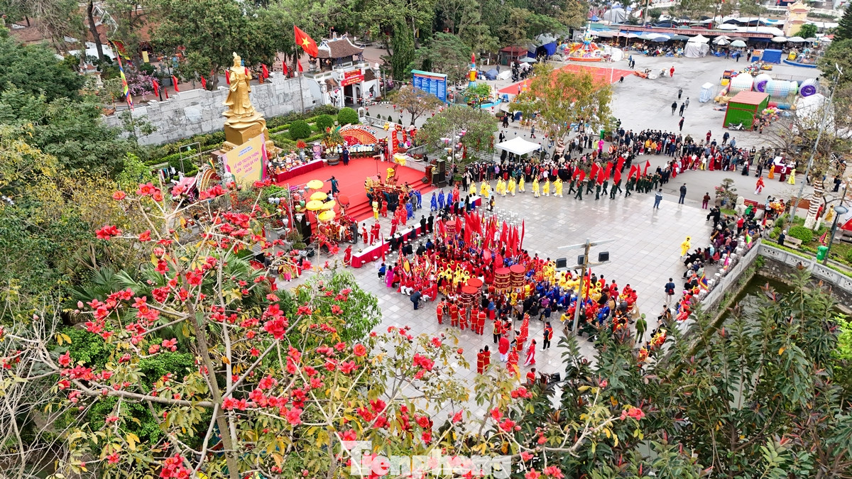 Năm 2010, để tưởng nhớ công đức của bà, một trong những danh nhân có tài trị nước của dân tộc, Ban quản lý di tích Đền Bà Tấm tôn trí tượng đài Hoàng Thái hậu Ỷ Lan cao 9,1 m, nặng 30 tấn được đúc bằng đồng nguyên chất. Năm 2010, để tưởng nhớ công đức của bà, một trong những danh nhân có tài trị nước của dân tộc, Ban quản lý di tích Đền Bà Tấm tôn trí tượng đài Hoàng Thái hậu Ỷ Lan cao 9,1 m, nặng 30 tấn được đúc bằng đồng nguyên chất.