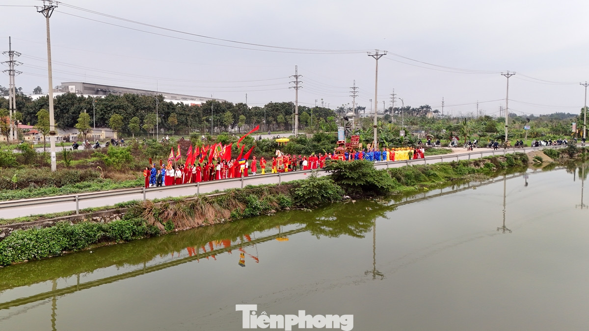 Xã Dương Xá - thuộc vùng đất cổ thuộc trấn Kinh Bắc xưa, có 17 di tích lịch sử văn hóa, trong đó có 5 di tích cấp quốc gia, 9 di tích cấp thành phố. Nổi bật nhất của Dương Xá là cụm di tích đền thờ Nguyên Phi Ỷ Lan bao gồm: chùa, đền, điện, sơn trang nằm trong khuôn viên rộng khoảng 3 ha có sân, nhà thủy đình, cây xanh các loại. Xã Dương Xá - thuộc vùng đất cổ thuộc trấn Kinh Bắc xưa, có 17 di tích lịch sử văn hóa, trong đó có 5 di tích cấp quốc gia, 9 di tích cấp thành phố. Nổi bật nhất của Dương Xá là cụm di tích đền thờ Nguyên Phi Ỷ Lan bao gồm: chùa, đền, điện, sơn trang nằm trong khuôn viên rộng khoảng 3 ha có sân, nhà thủy đình, cây xanh các loại.