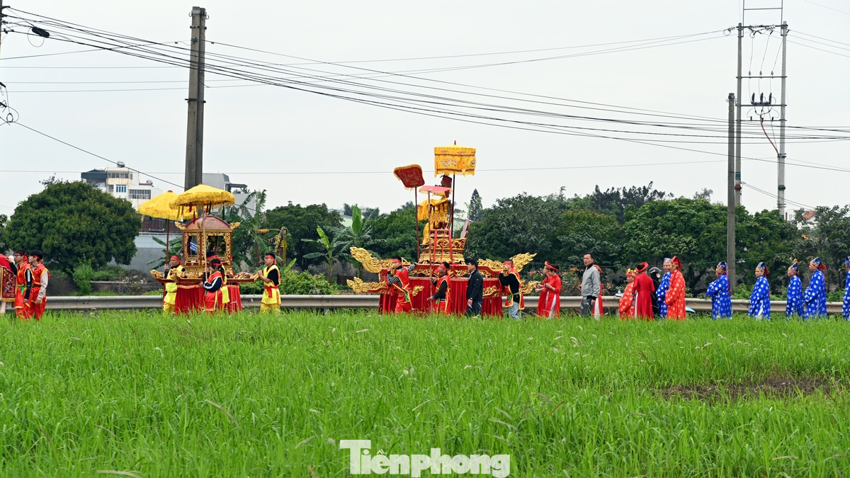 Ngoài ra khi đến với lễ hội, người dân và du khách cũng được hòa mình vào nhiều hoạt động sôi nổi khác như giao lưu bình thơ Xuân Ất Tỵ 2025, chương trình giáo dục truyền thống giới thiệu và tìm hiểu về thân thế, sự nghiệp của Nguyên phi Ỷ Lan, Liên hoan nghệ thuật quần chúng Đảng - Mùa xuân - Dân tộc, thực hành văn hóa tín ngưỡng thờ Mẫu, các hoạt động thể thao… Đặc biệt du khách có cơ hội được trải nghiệm quy trình chế biến và thưởng thức ẩm thực đặc sản của xã Dương Xá. Ngoài ra khi đến với lễ hội, người dân và du khách cũng được hòa mình vào nhiều hoạt động sôi nổi khác như giao lưu bình thơ Xuân Ất Tỵ 2025, chương trình giáo dục truyền thống giới thiệu và tìm hiểu về thân thế, sự nghiệp của Nguyên phi Ỷ Lan, Liên hoan nghệ thuật quần chúng Đảng - Mùa xuân - Dân tộc, thực hành văn hóa tín ngưỡng thờ Mẫu, các hoạt động thể thao… Đặc biệt du khách có cơ hội được trải nghiệm quy trình chế biến và thưởng thức ẩm thực đặc sản của xã Dương Xá.