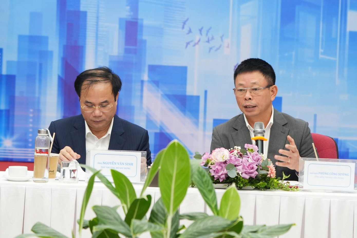 Nhà báo Phùng Công Sưởng đặt câu hỏi về vấn đề NƠXH chưa đáp ứng yêu cầu thực tế. Nhà báo Phùng Công Sưởng đặt câu hỏi về vấn đề NƠXH chưa đáp ứng yêu cầu thực tế.