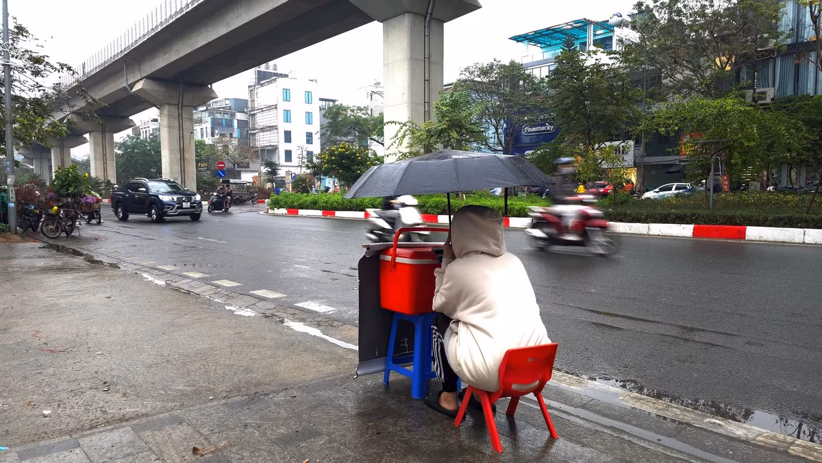Mưa với cường độ vừa phải; nhiệt độ không khí cũng giảm xuống, khoảng 15-18 độ C.