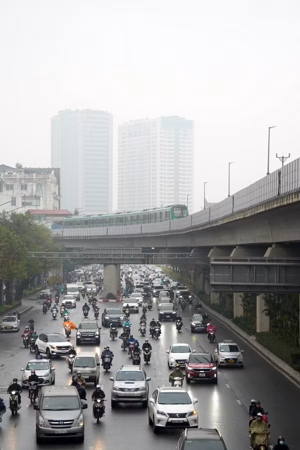 "Tôi rất vui khi thấy xuất hiện mưa vào sáng sớm nay, dù chỉ là mưa phùn nhưng đã giúp cải thiện chất lượng không khí và giảm thiểu bụi. Sáng ra đi thể dục hít thở thấy khoan khoái hẳn". Ông Nhân, người dân sống ở quận Thanh Xuân cho biết.