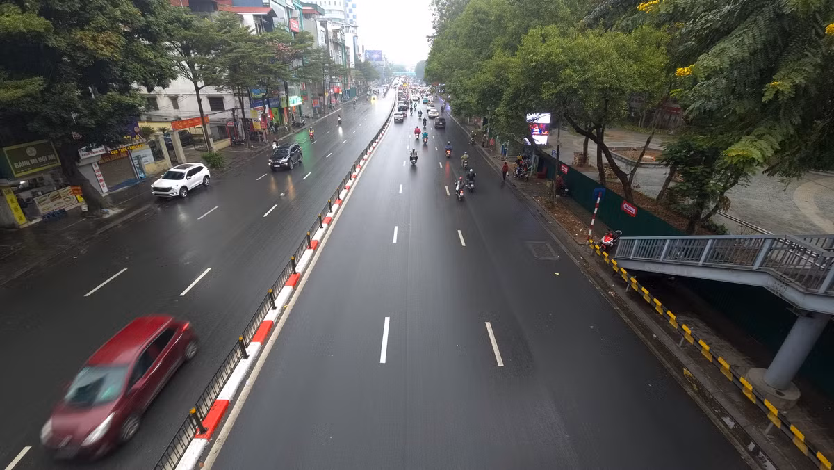 Phố Tây Sơn (quận Đống Đa) giao thông thoáng đãng thời điểm khoảng 7 giờ sáng do mưa và ngày hôm nay nhiều cơ quan, đơn vị cũng đã bắt đầu nghỉ Tết.