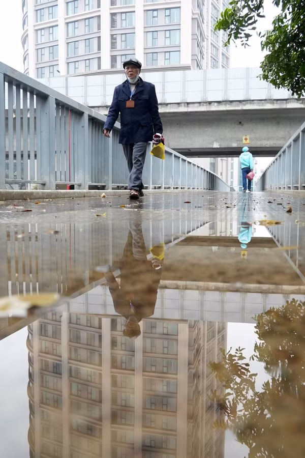 "Tôi rất vui khi thấy xuất hiện mưa vào sáng sớm nay, dù chỉ là mưa phùn nhưng đã giúp cải thiện chất lượng không khí và giảm thiểu bụi. Sáng ra đi thể dục hít thở thấy khoan khoái hẳn". Ông Nhân, người dân sống ở quận Thanh Xuân cho biết.