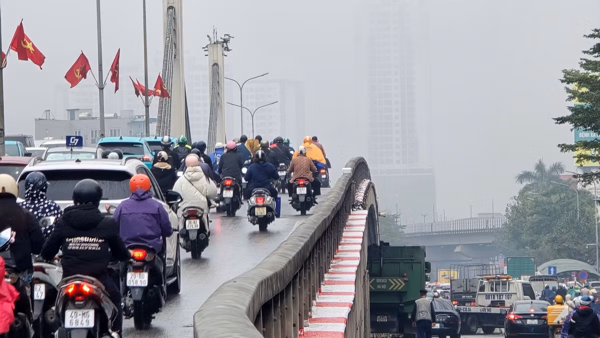 Giao thông tại khu vực Hà Nội sáng nay ảnh hưởng tầm nhìn do mưa và trời mù sương.