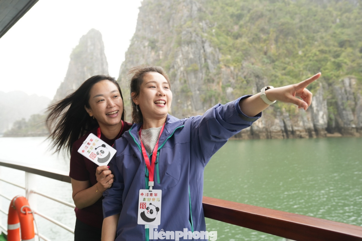 Từ trên cao nhìn xuống, Vịnh Hạ Long như một bức tranh thủy mặc khổng lồ, sống động với hàng ngàn đảo đá. Các đại biểu thanh niên Trung Quốc không khỏi ngỡ ngàng với trải nghiệm mới lạ, hấp dẫn, được hòa mình cùng di sản, kỳ quan thiên nhiên thế giới Vịnh Hạ Long (Quảng Ninh).