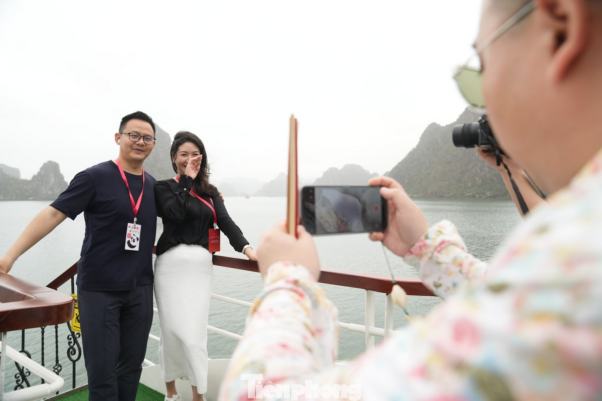 Từ trên cao nhìn xuống, Vịnh Hạ Long như một bức tranh thủy mặc khổng lồ, sống động với hàng ngàn đảo đá. Các đại biểu thanh niên Trung Quốc không khỏi ngỡ ngàng với trải nghiệm mới lạ, hấp dẫn, được hòa mình cùng di sản, kỳ quan thiên nhiên thế giới Vịnh Hạ Long (Quảng Ninh).