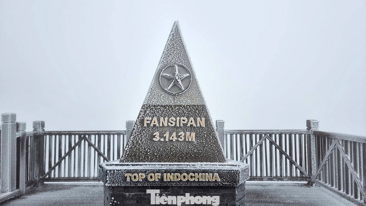 Theo đại diện truyền thông của Fansipan Legend, ngoài trải nghiệm băng tuyết trên đỉnh Fansipan, du khách đến đây còn được chiêm ngưỡng không gian tâm linh huyền bí giữa lòng thiên nhiên hùng vĩ. Những công trình kỳ vĩ như đại tượng Phật A Di Đà, mái chùa cong cong giữa biển mây, con đường La Hán dưới bóng đỗ quyên cổ thụ cũng là điểm nhấn đặc biệt trong hành trình chinh phục "nóc nhà Đông Dương".