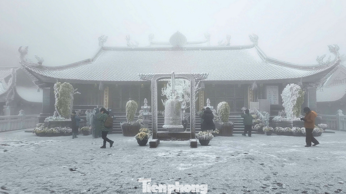 Dự báo những ngày tới, thời tiết miền Bắc tiếp tục chìm sâu trong đợt không khí lạnh, vì vậy nhiều khả năng du khách sẽ được trải nghiệm một cái Tết Tây Bắc trong tuyết rơi đầy ấn tượng tại "nóc nhà Đông Dương" và một số vùng núi cao khác của Lào Cai.