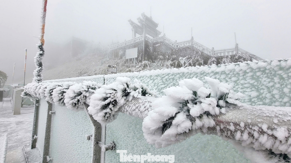 Tuyết rơi phủ trắng sàn gỗ khu đặt biểu tượng Fansipan và cây, cỏ trên đỉnh núi. Hiện tại, nhiệt độ tại đỉnh Fansipan chỉ khoảng -2 độ C.