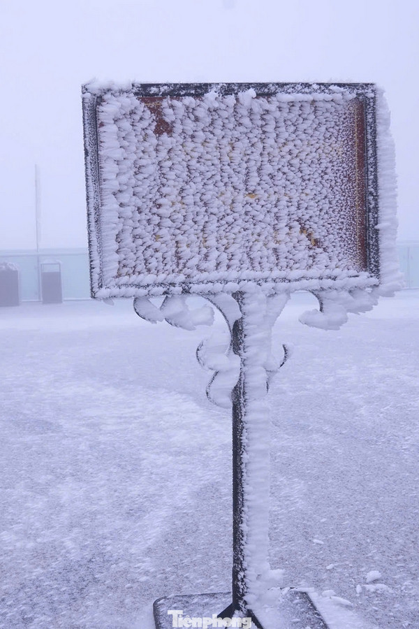 Từ chiều 26/1, do ảnh hưởng của không khí lạnh với nền nhiệt xuống mức từ 2 độ C đến dưới 0 độ C, tại một số địa phương của Lào Cai đã xuất hiện băng và tuyết phủ trắng các ngọn núi cao. Thời điểm 8h30 sáng nay, nhiệt độ tại đây đã xuống mức -3 độ C.