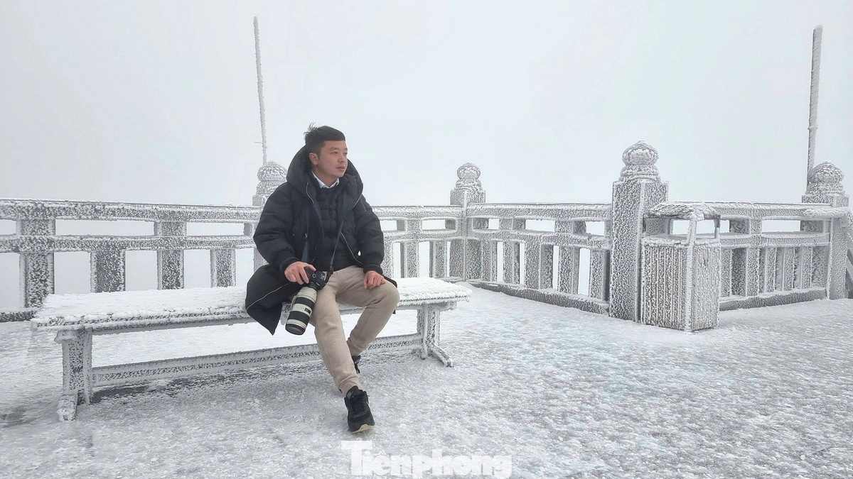 Các nhiếp ảnh gia tranh thủ ngày nghỉ Tết đi săn ảnh tuyết tại Fansipan. Cảnh tượng băng tuyết tại đỉnh Fansipan đã thu hút nhiều du khách đến thăm. Tuy nhiên, thời tiết lạnh và băng tuyết cũng đã gây ra một số khó khăn cho các du khách.