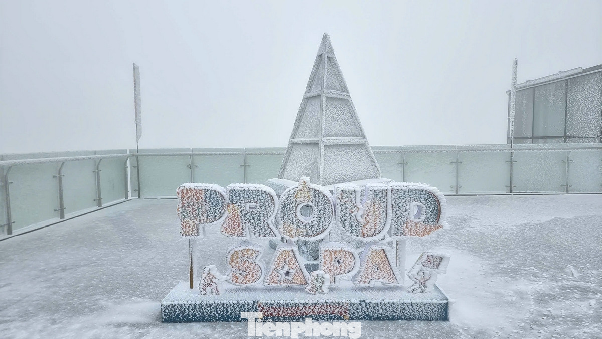 Theo đại diện truyền thông của Fansipan Legend, ngoài trải nghiệm băng tuyết trên đỉnh Fansipan, du khách đến đây còn được chiêm ngưỡng không gian tâm linh huyền bí giữa lòng thiên nhiên hùng vĩ. Những công trình kỳ vĩ như đại tượng Phật A Di Đà, mái chùa cong cong giữa biển mây, con đường La Hán dưới bóng đỗ quyên cổ thụ cũng là điểm nhấn đặc biệt trong hành trình chinh phục "nóc nhà Đông Dương".