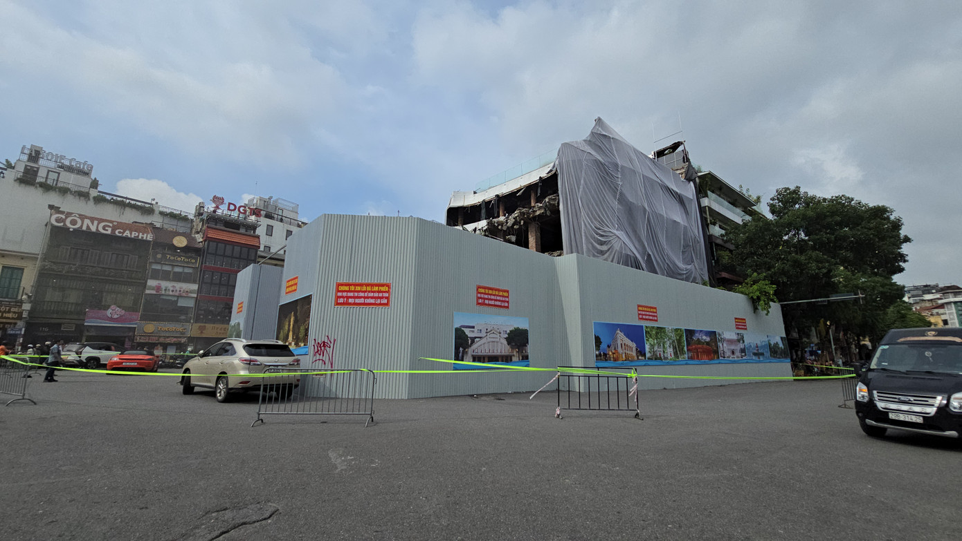 Bắt đầu từ 14h hôm nay (2/7), đơn vị thi công đã huy động máy móc, tiến hành tháo dỡ phần kết cấu bê tông của tòa nhà Hàm cá mập tại số 1-3-5 phố Đinh Tiên Hoàng.