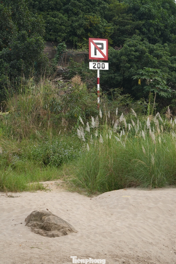 Tình trạng cạn trơ đáy gây hại cho hệ sinh thái sông Hồng.