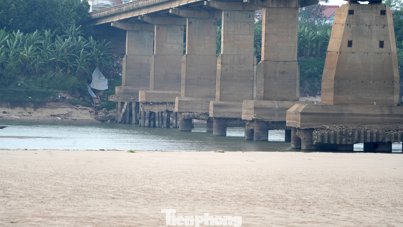 Tình trạng sông Hồng cạn trơ đáy không chỉ gây lo lắng cho người dân mà còn ảnh hưởng đến môi trường, sinh thái và giao thông đường thủy.