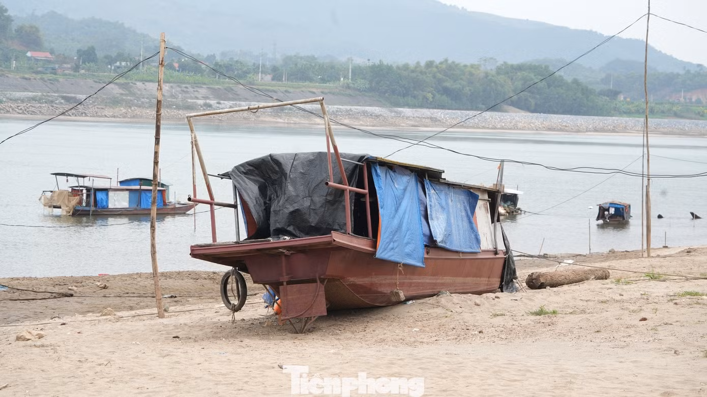 Hiện tượng hoạt động khai thác cát trái phép và xói mòn đất ven sông đã làm giảm độ sâu của sông cũng làm gia tăng tình trạng khô cạn.