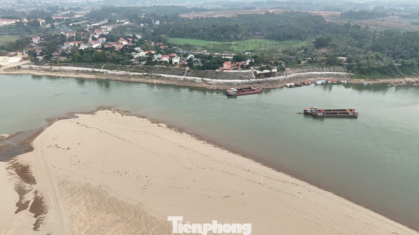 Mực nước dưới lòng sông giảm sâu, lòng sông bị thu hẹp khi xuất hiện nhiều bãi cát bồi rộng lớn giữa lòng sông Hồng.