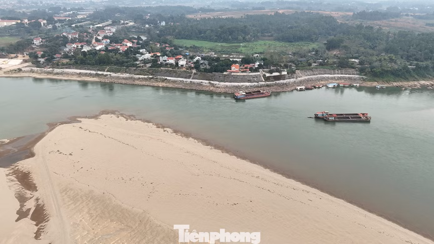 Mực nước dưới lòng sông giảm sâu, lòng sông bị thu hẹp khi xuất hiện nhiều bãi cát bồi rộng lớn giữa lòng sông Hồng.