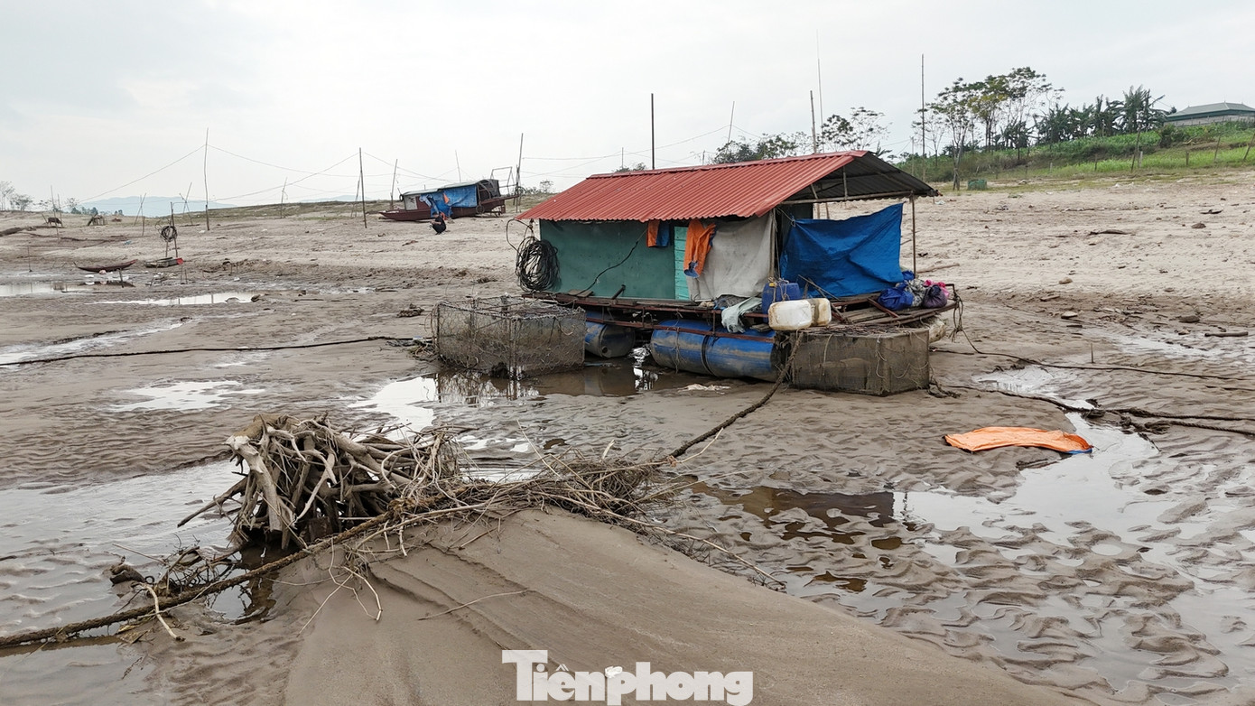 Hiện tượng hoạt động khai thác cát trái phép và xói mòn đất ven sông đã làm giảm độ sâu của sông cũng làm gia tăng tình trạng khô cạn.